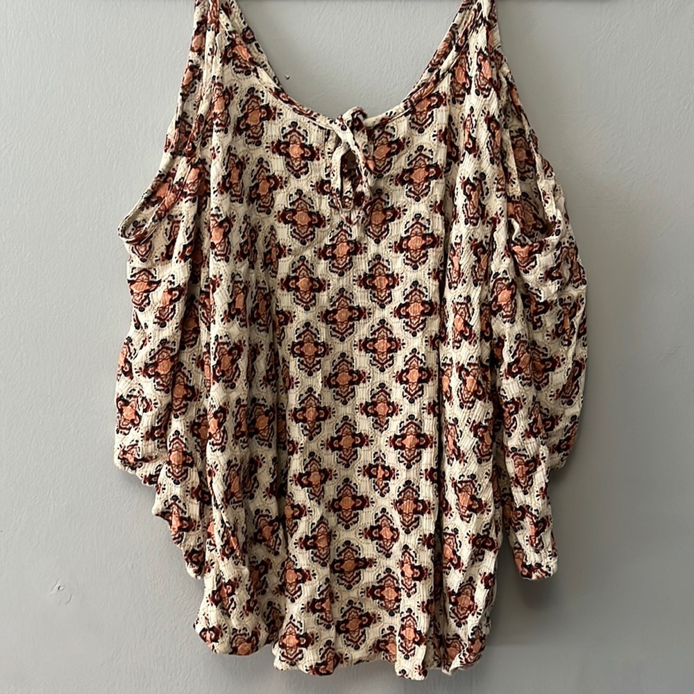 Hollister Beige and Rust Patterned Blouse